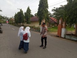 Personel Simpang Keuramat Bantu Siswa Menyebrang Jalan