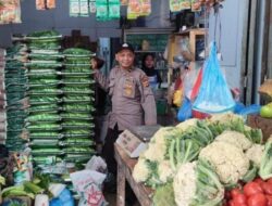 Personel Polsek Simpang Keuramat Cek Ketersediaan Beras di Pasar