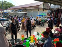 Patroli Cegah Premanisme, Ini Pesan Tim URC Polres Lhokseumawe Kepada Pedagang di Pasar Inpres