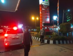 Personel Polsek Muara Satu Patroli Malam Hari di SPBU Batuphat