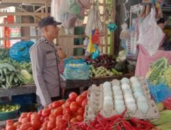 Personel Polsek Simpang Keuramat Pantau Sejumlah Barang Sembako di Kedai Kelontong