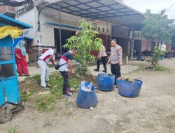 Personel Polsek Kuta Makmur Bersihkan Sampah di Keude Blang Ara 