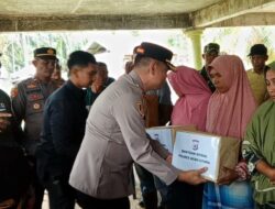 Kapolres Aceh Utara Serahkan Bantuan Sosial bagi Korban Angin Puting Beliung di Cot Girek