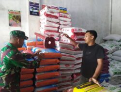 Cek Kebutuhan Pokok, Babinsa Koramil 17/SPK Sambangi Penjual di Pasar