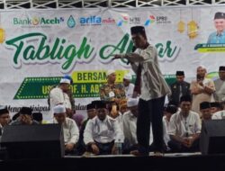 Diguyur Hujan Deras, Belasan Ribu Jamaah Tetap Bertahan Dengarkan Tabligh Akbar UAS di Lhokseumawe