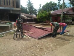 Babinsa Koramil Nisam Antara Sigap Bantu Warga Dampak Puting Beliung