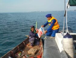 Polairud Polres Lhokseumawe Beri Bantuan Sembako Kepada Nelayan di Laut