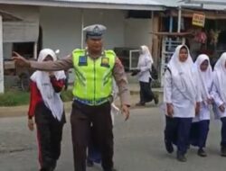 Satlantas Polres Lhokseumawe Atur Lalin Jaga Keselamatan Siswa di Jalan Raya 