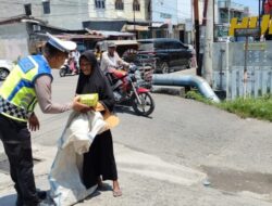 Polisi Peduli, Polantas Lhokseumawe Bagikan Nasi Kotak Kepada Warga