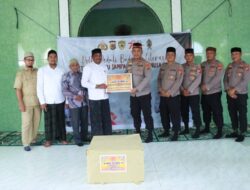 Polri Peduli Budaya Literasi, Polres Lhokseumawe Serahkan 100 Pcs Al-Quran di MAN 1 Lhokseumawe dan Dayah Darul Yakin