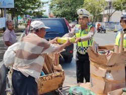 Sat Lantas Polres Lhokseumawe Bagikan Nasi Kotak kepada Warga