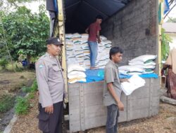 Personel Polsek Simpang Keuramat Kawal Penyaluran BP-BCP Tahap I di Kantor Camat