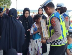 Jumat Berkah, Polantas Lhokseumawe Bagikan 100 Nasi Kotak Kepada Anak – anak di Pantai Jagu