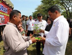 Dorong Gerakan Tanam, PJ Walikota A Hanan Serahkan Bibit Cabe kepada Masyarakat, sebagai Solusi Ketahanan Pangan dan Pengendalian Inflasi