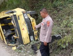 Laka Lantas Satu Dum Truk Terbalik, Polisi Amankan Lokasi