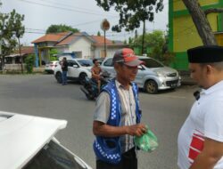 Bang Azhari Bagikan Daging Meugang untuk Juru Parkir dan Bantu Sembako untuk Dayah