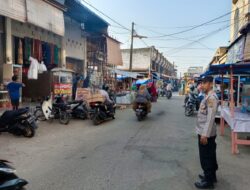 Polsek Blang Mangat Kerahkan Personil Pengamanan Simpang dan Pasar Menjelang Buka Puasa di Blang Mangat