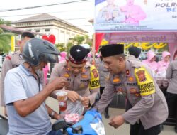 Kapolres Lhokseumawe Bersama Ketua Bhayangkari Bagikan Ratusan Takjil