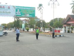 Polres Lhokseumawe melaksanakan Pengamanan simpang dan Pengaturan Arus Lalu lintas pada saat Menjelang Buka Puasa .