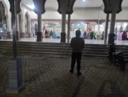 Personel Polsek Sawang  Laksanakan pengamanan Shalat Taraweh dimesjid Darul Ulya di kecamatan Sawang  .