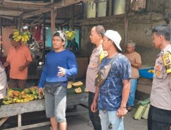 Blokade Jalan Pada Sore Hari oleh juru parkir.