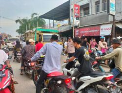 Personil Polsek Nisam melaksanakan Pengamanan Pengaturan Arus Lalu Lintas Saat Menjelang Berbuka Puasa .