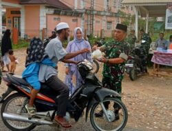 Berkah Ramadhan, Danramil 29/Lkh Bersama Anggota Bagikan Takjil Gratis