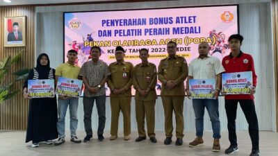 KONI Lhokseumawe Serahkan Bonus bagi Peraih Medali di PORA Pidie