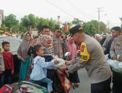 Polres Aceh Utara Bagi Takjil Ramadhan untuk Masyarakat Pengguna Jalan