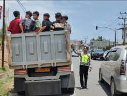 Operasi Ketupat Seulawah : Polisi Tegur Supir Mobil Bak Terbuka yang Angkut Penumpang di Lhokseumawe