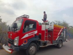 Kebakaran Lahan, Personil Polsek Kuta Makmur Bantu Padamkan Api