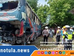 Kecelakaan Lalu Lintas : Polisi Amankan Lokasi dan Evakuasi Bus di Muara Batu