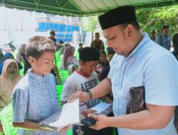 Bang Azhari Serahkan Bingkisan kepada Anak-anak Peserta Khitan di Blang Mangat