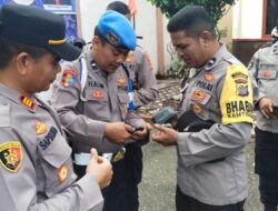 Kapolsek Blang Mangat Memeriksa Aplikasi Judi Online di Handphone Anggota