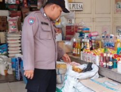 Pantau Stok Sembako, Personel Polsek Samudera Sambangi Toko Sembako