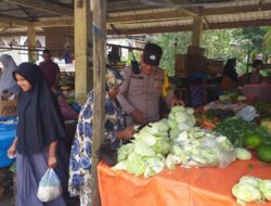 Polsek Nisam Lakukan Patroli dan Cek Stok Sembako di Pasar Keude Amplah