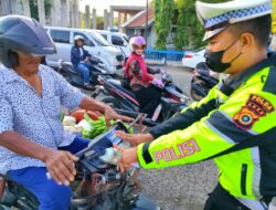 Polantas Lhokseumawe Bagikan Brosur dan Stiker Serta Berikan Himbauan Operasi Patuh Seulawah 2024