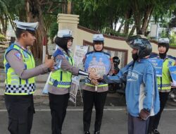 Operasi Patuh 2024 : Polantas Lhokseumawe Gandeng Komunitas Jum’at Berkah Untuk Berbagi Kepada Warga