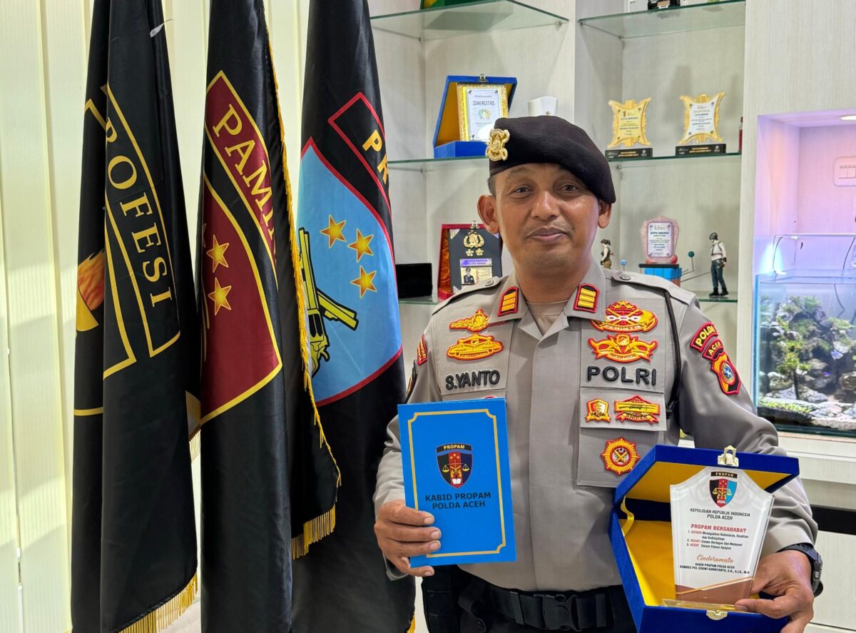 AKP Sofyanto, seorang perwira polisi di Polda Aceh, menerima penghargaan dari Kabid Propam Polda Aceh, Kombes Pol. Eddwi Kurniyanto Pada tanggal 16 Juli 2024 di Polda Aceh.