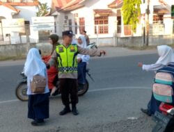 Polsek Syamtalira Bayu Lancarkan Arus Lalin pada Giat Stong Poin saat Jam Sibuk Sekolah