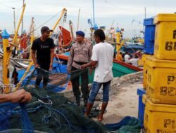 Patroli Tempat pendaratan Ikan (TPI) guna cegah Guantibmas oleh Sat Pol Air