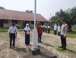 Kapolsek Simpang Keuramat Berikan Pelatihan Pengerek Bendera kepada Siswa SMP Negeri 3 Simpang Keuramat