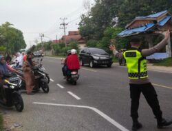 Lancarkan Arus Lalin kepada anak Sekolah Polsek Syantalira Bayu laksanakan strong poin pagi