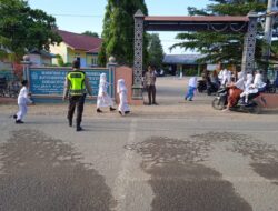 Personel Polsek Sawang Atur Lalu Lintas Pagi di Jalan Pendidikan untuk Keselamatan Siswa