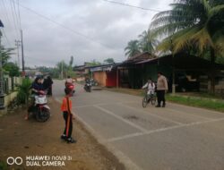 Lancarkan  Arus Lalu Lintas pada Jam Sibuk Sekolah di Kegiatan Strong Poin Pagi Polsek Sawang