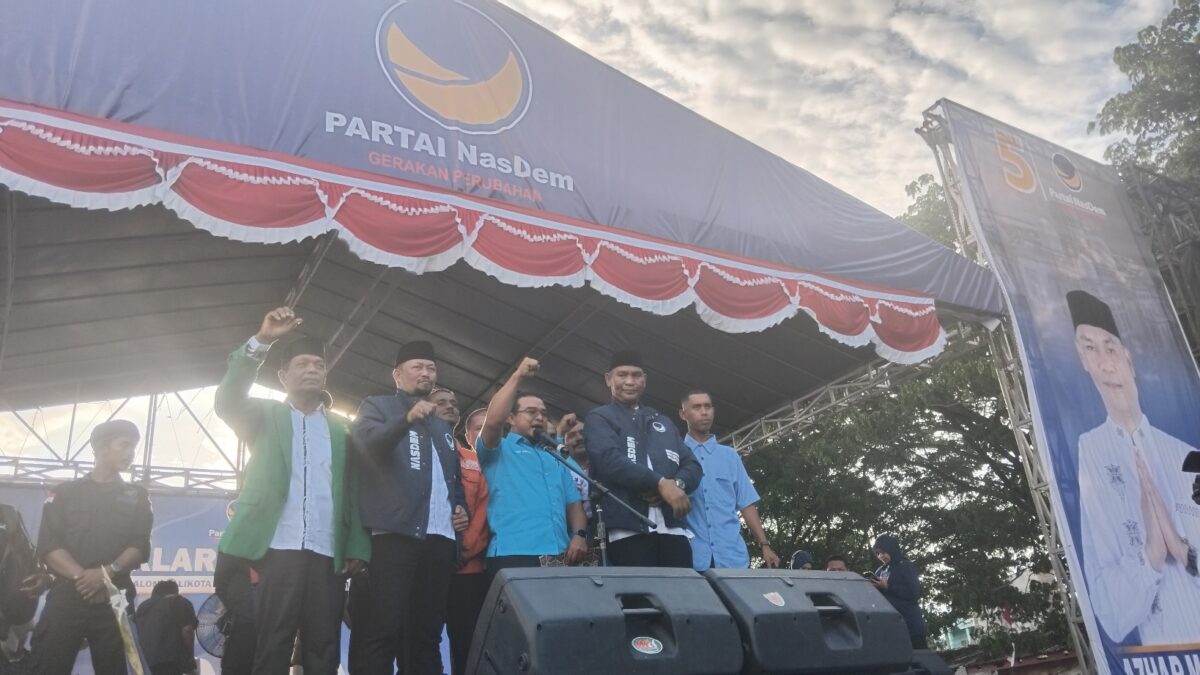 Pasangan calon walikota dan calon wali kota Lhokseumawe dari Partai Nasional Demokrat (Nasdem) Ismail A Manaf dan Azhar Mahmud didampingi 12 partai pendukung saat deklarasi di Terminal Labi-labi, Senin (5/8/2024)