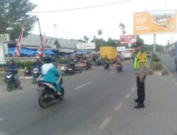 Lancarkan Masyarakat Menuju Pasar Pagi, Polsek Muara Satu Laksanakan Strong Point Pagi