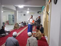 Subuh Jumat Berkah, Bang Azhari Sumbang Sembako Kepada Jamaah