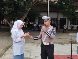 Polisi Saweu Sikula : Satlantas Polres Lhokseumawe Jadi Pembina Upacara di SMK Negeri 2 Lhokseumawe