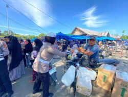 Polantas Lhokseumawe Gelar Jumat Baroqah, Bagikan Nasi Kotak di Pasar Pagi Batuphat Timur